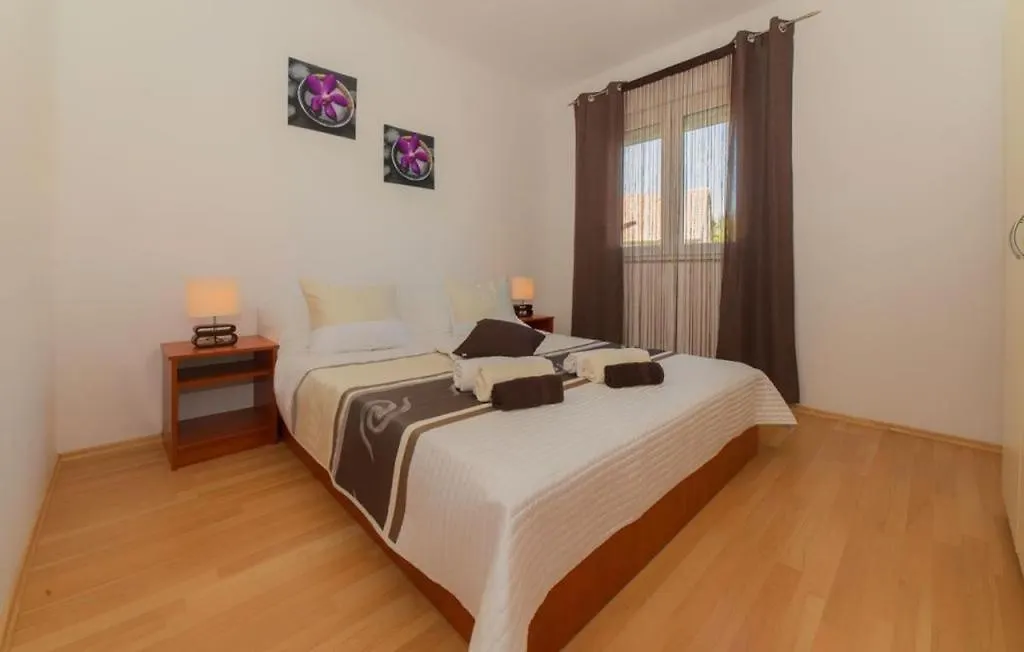 Apartment In Pakostane With Pool Access, Terrace, Air Conditioning, Wi-Fi, 3548-4 0*,